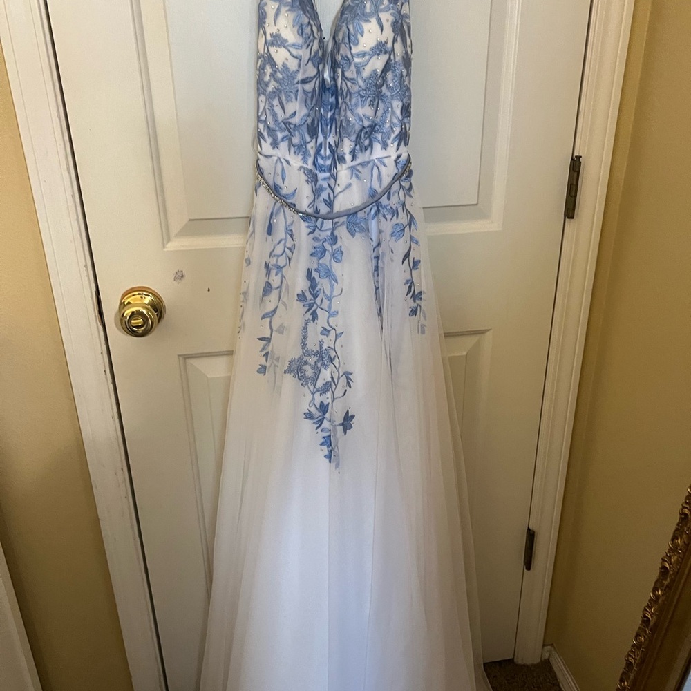 My daughter excellent condition 👗 dress. Size 5 junior. White and teal blue